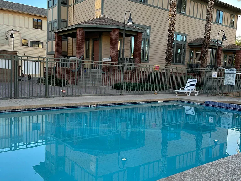718 S Beck Ave — Photo 2
