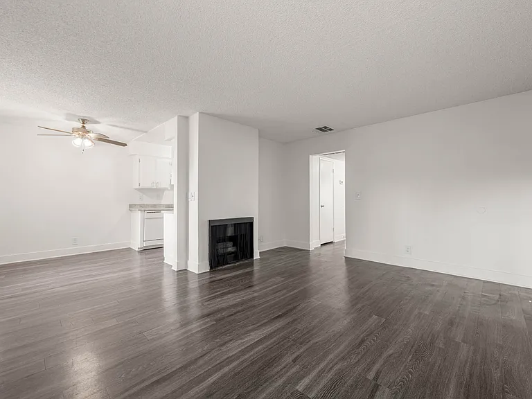 Parkwood Apartments — Photo 10