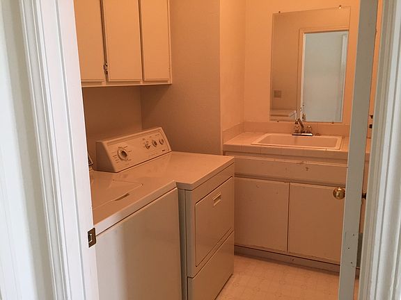 3rd image of 1002 Sandhurst Dr