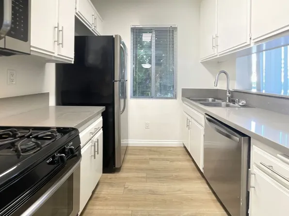 Clark Apartments...Gorgeous 2 Story Penthouse...Full Amenities...CALL NOW!