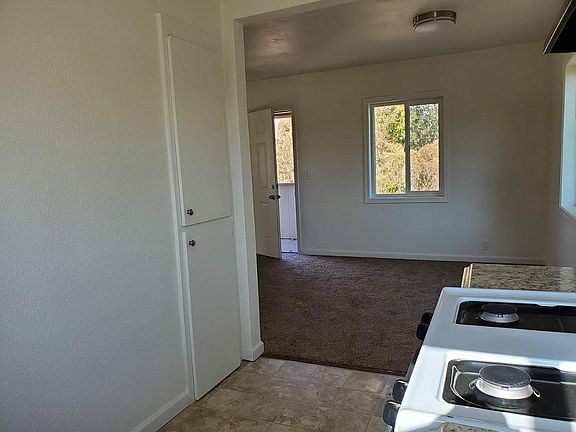 5th image of 3076 Crandall Ave