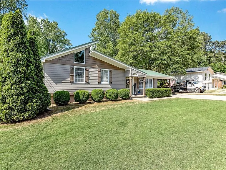 956 Pine Valley Rd — Photo 2