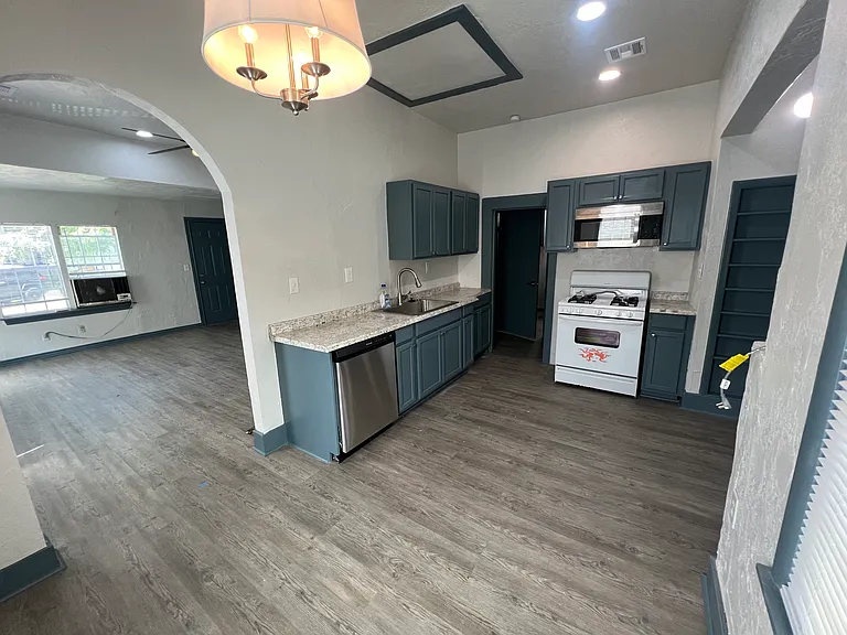 210 E Johnson St — Photo 8