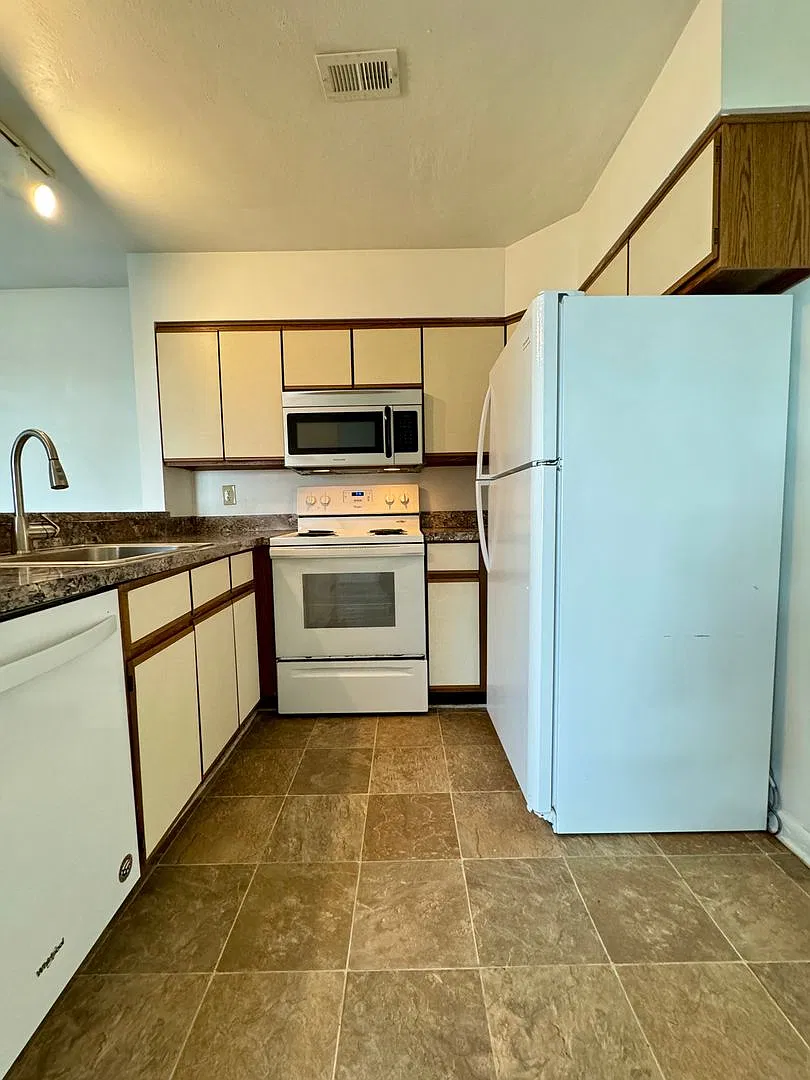 University Terrace 4 Bedroom Available Now! — Photo 3
