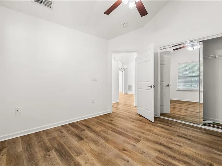 1305 Village Ln — Photo 19
