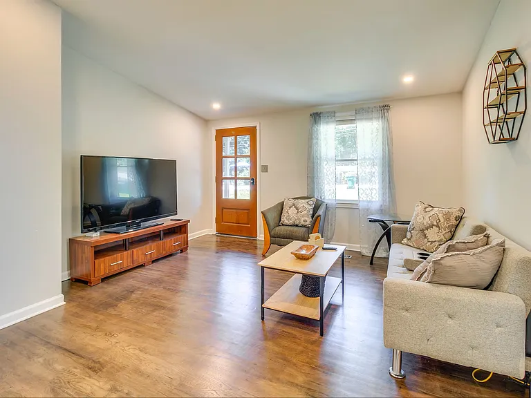 3218 Highland Dr SE — Photo 3
