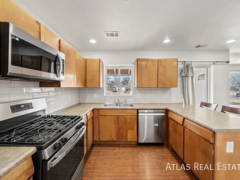 2020 N Oneida St — Photo 17