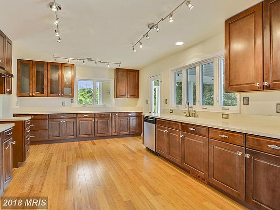 5th image of 107 Waters Edge Ln