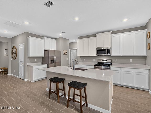 3rd image of 409 HASLER Avenue