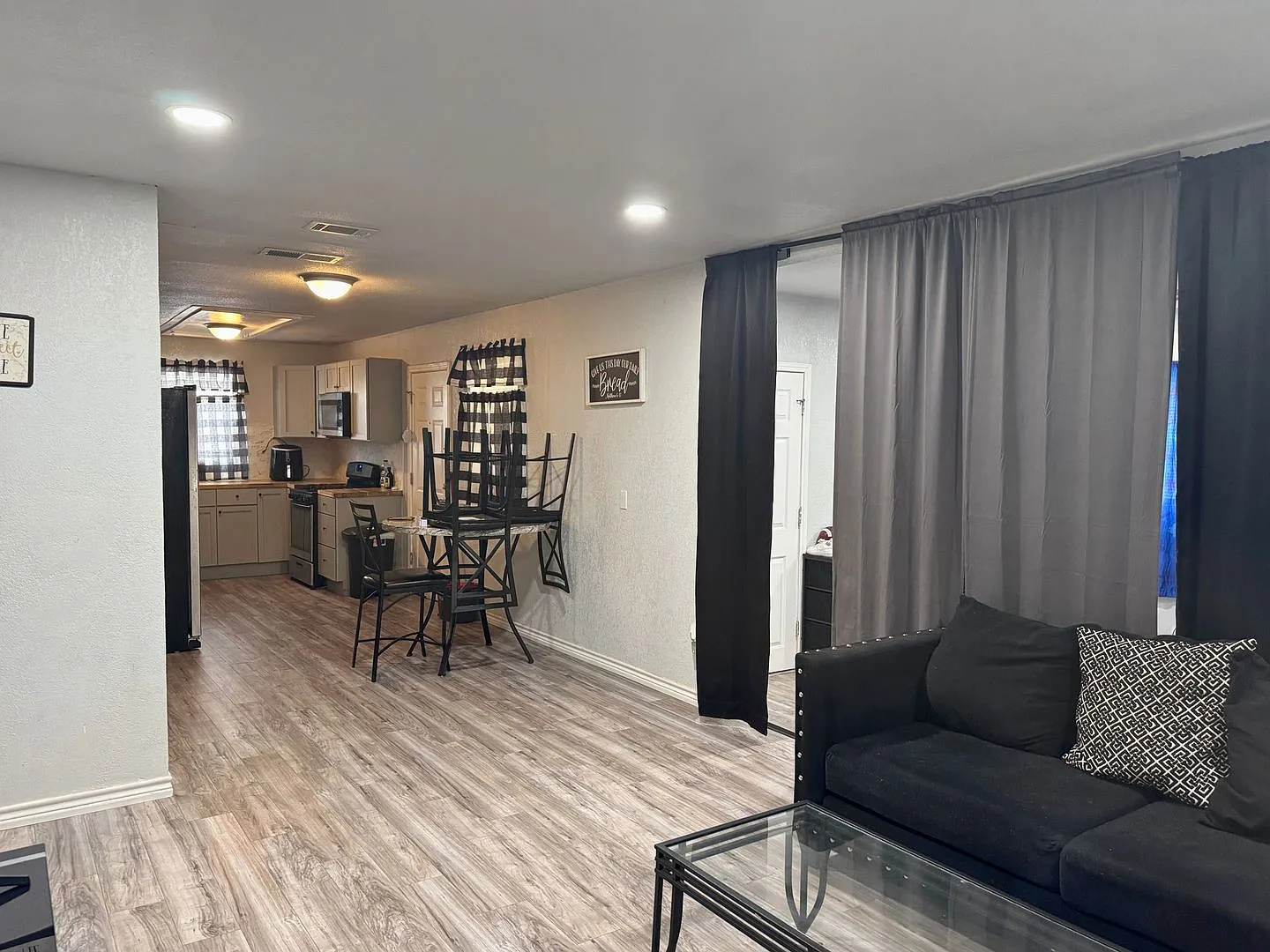 Recently Remodeled 3 Bed 1.5 Bath Home In Lynwood West! — Photo 3