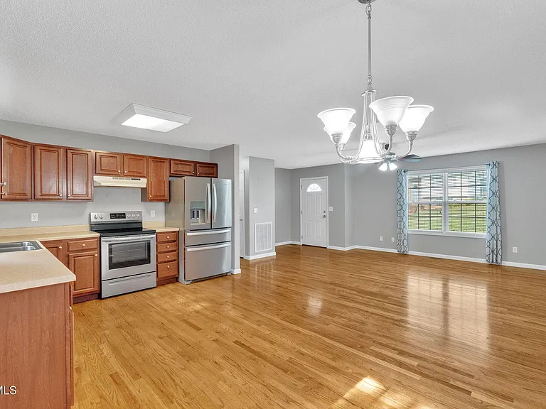 1125 Faye St — Photo 2