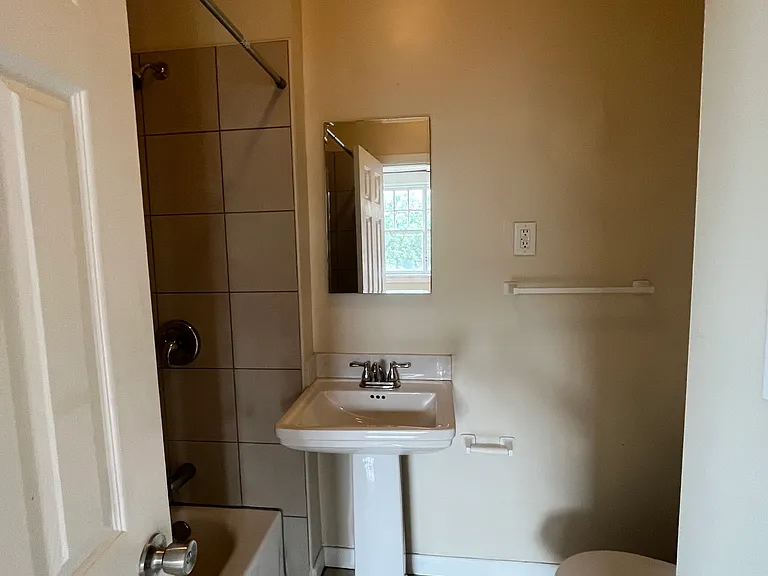 West Grace Apts — Photo 28