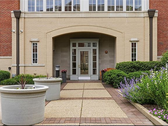 3rd image of 1219 Crescent Pl APT 2D