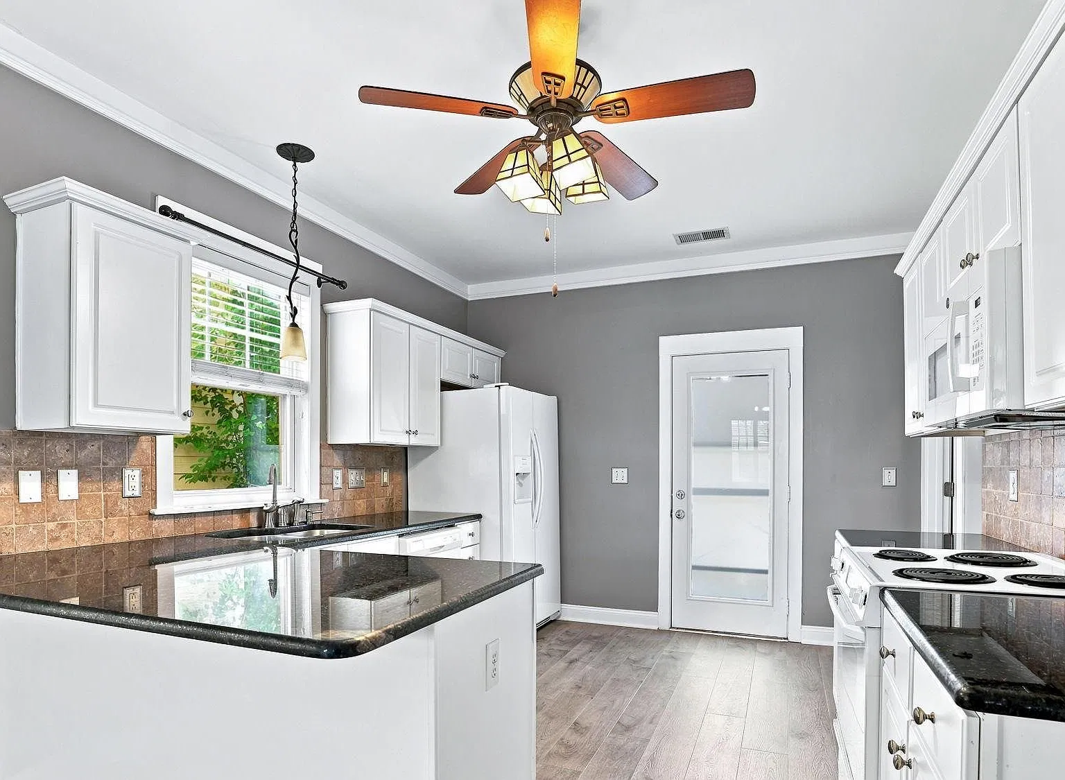 3 bed, 1418 sqft, $1,580 — Photo 4