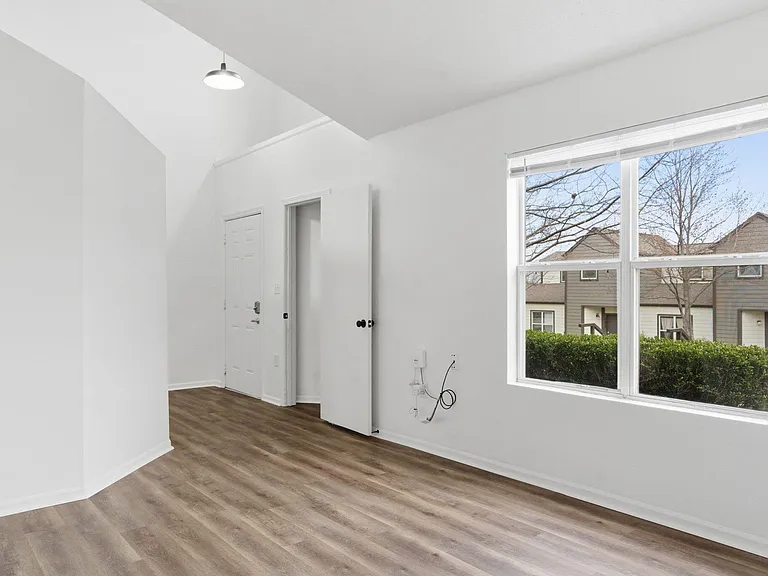 1447 E Oakwood Ln — Photo 8