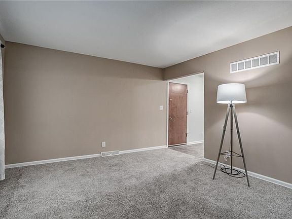 4th image of 3826 S Breckenridge Dr