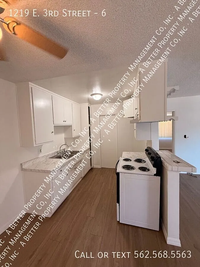Gated Upper Unit W/ Plank Floors, & Onsite Laundry — Photo 1