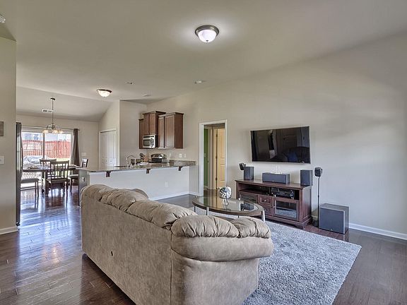 4th image of 915 Dovefield Ln