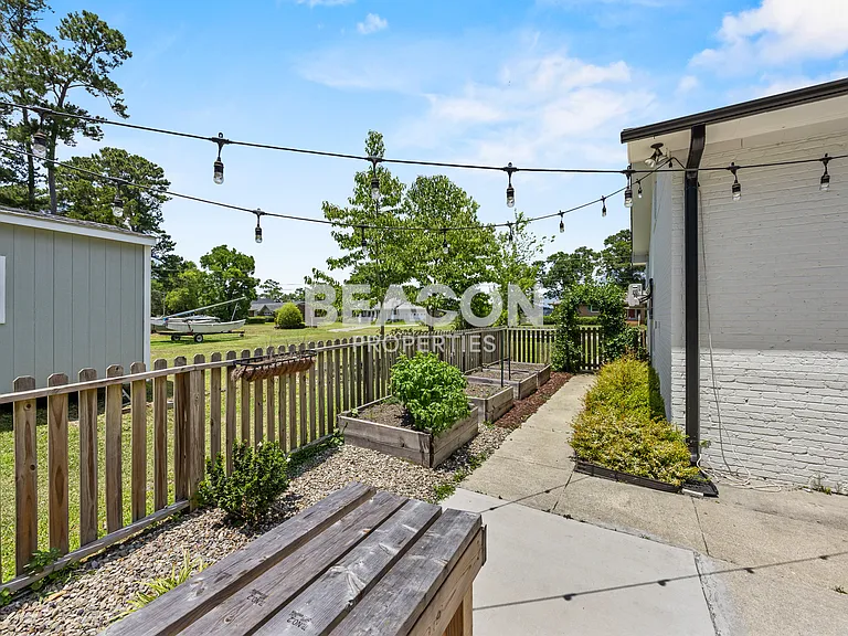 406 W Blackbeard Rd — Photo 23