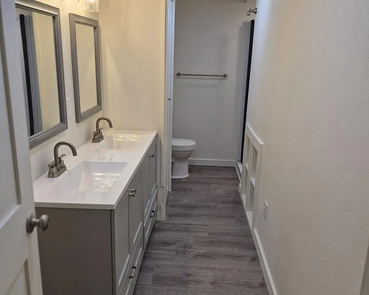 1229 Hawthorne Ln — Photo 9