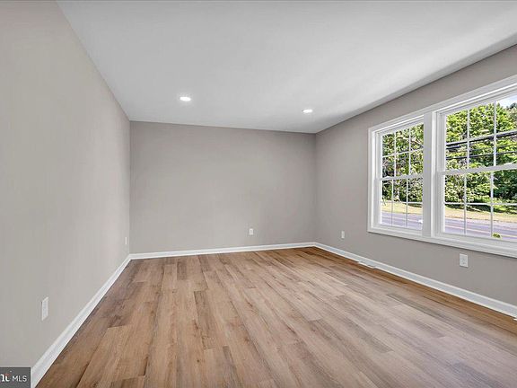 4th image of 409 Mantua Blvd