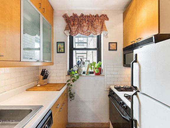 3rd image of 208 E 28th St APT 5J
