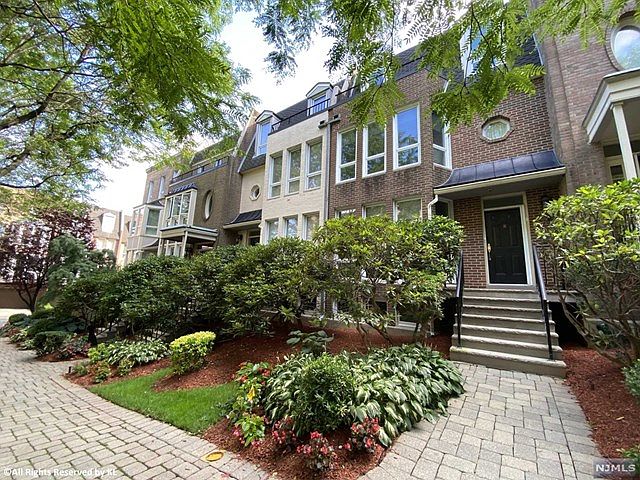 1st image of 113 Victoria Pl W #113