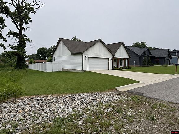 3rd image of 3081 Spring Mill Dr