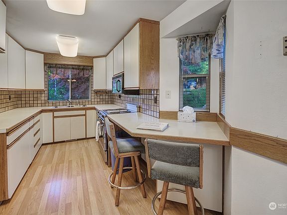 Kitchen with dining space>