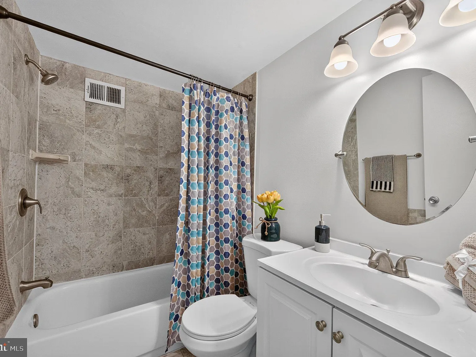 Woodlake Towers Condo — Photo 4