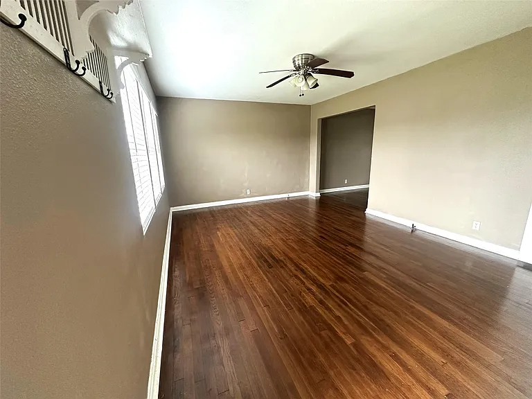 11005 Muscatine St — Photo 3