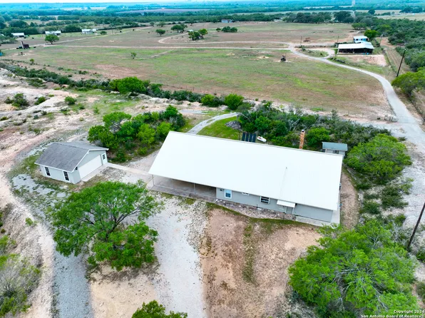 405 COUNTY ROAD 6642, Devine, TX 78016