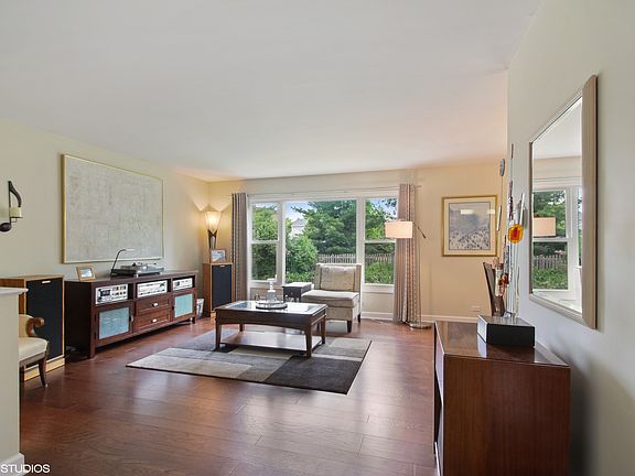 4th image of 960 Sandlewood Ct