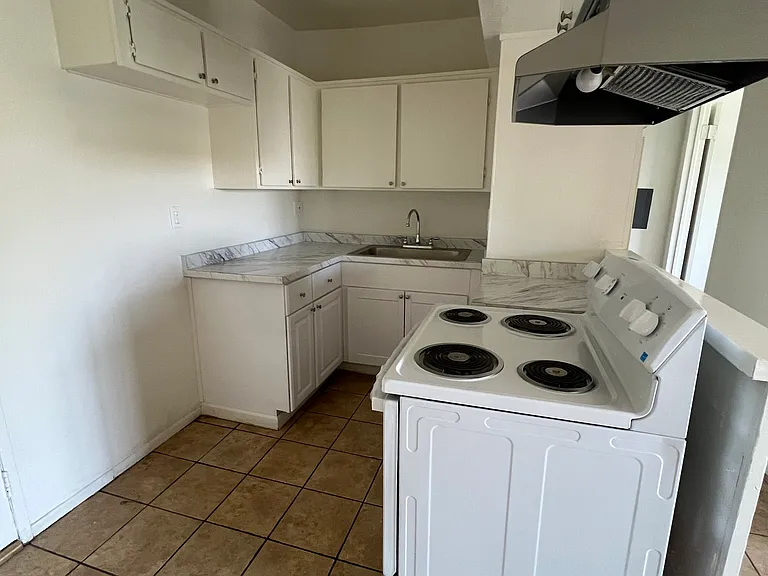 Lennox Lanai Apartments — Photo 14