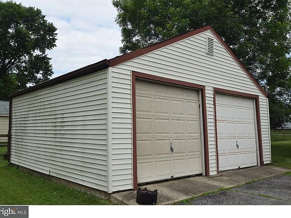3rd image of 1217 Spruce Ave