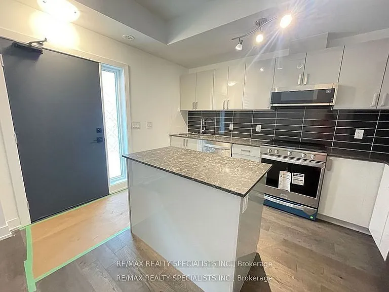 1095 Douglas McCurdy Cmn #157 — Photo 2