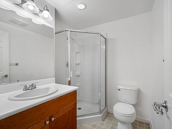 4th image of 675 Alexandra Ct