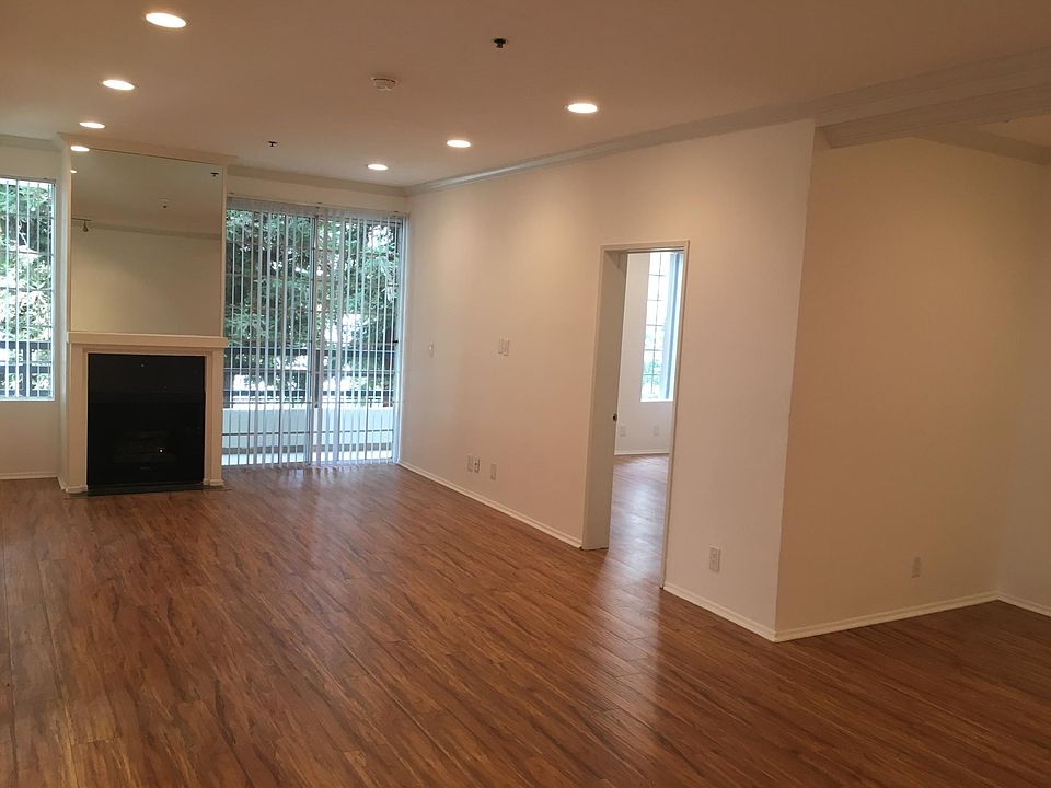 2 Bed 2 Bath #105 Living room area