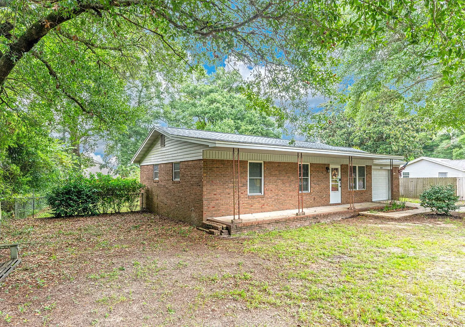 2317 Lewis St — Photo 4