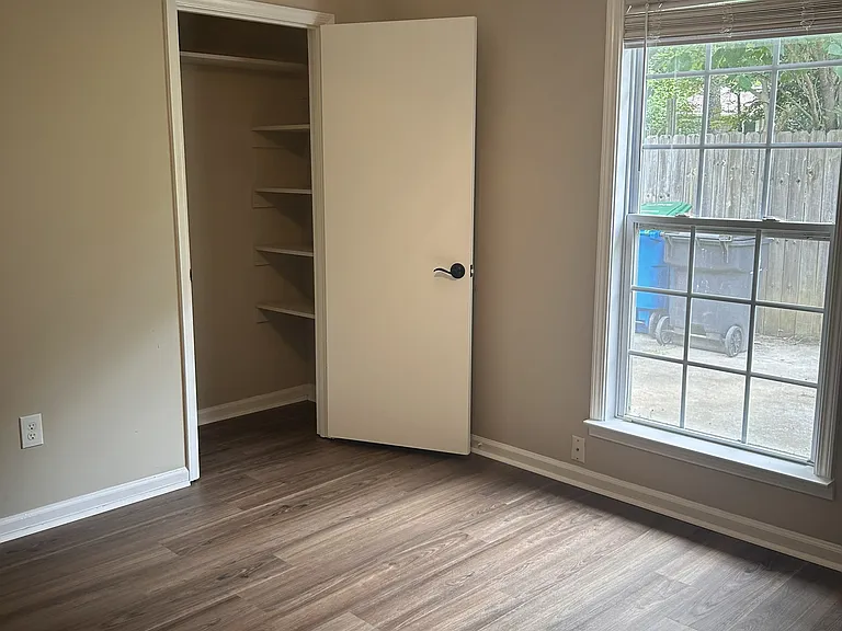 550 Creekwood Xing — Photo 30