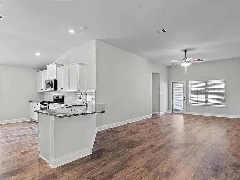 2708 Golden Palms Ln — Photo 5