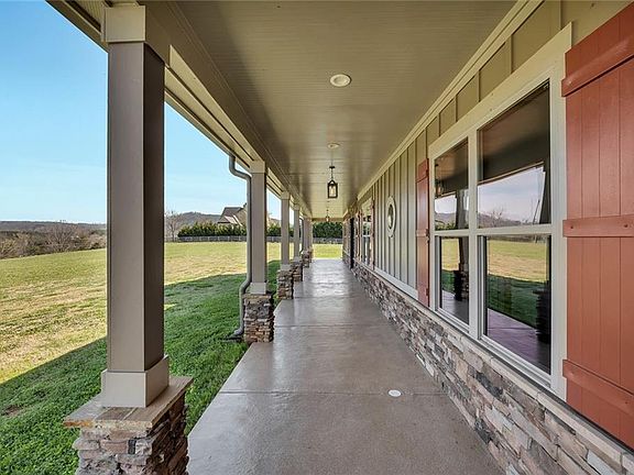 5th image of 15 Lauren Ln