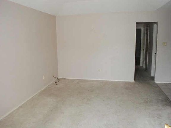 3rd image of 2516 Portland Dr