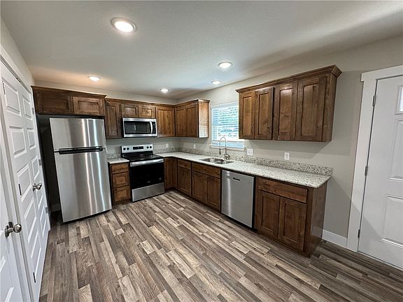 5th image of 1212 E Elm St
