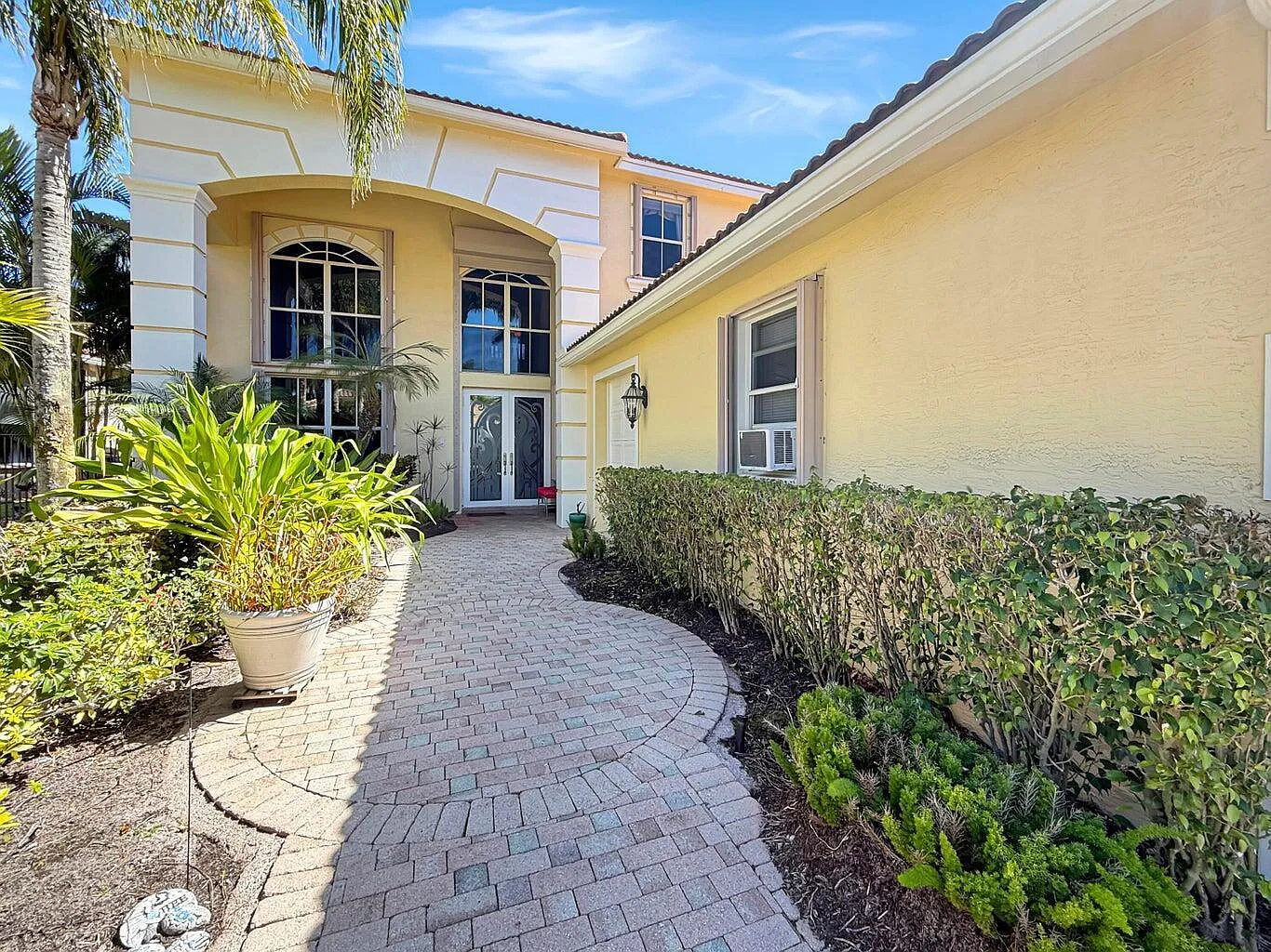 4 bed, 4.5 bath, 3571 sqft, $12,995 — Photo 3