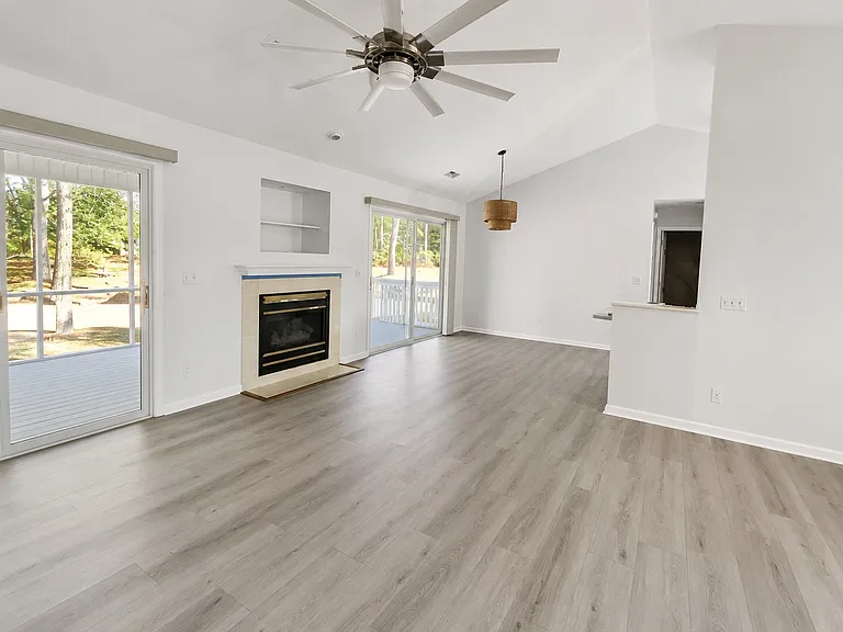 710 Shalamar Ln SW — Photo 2