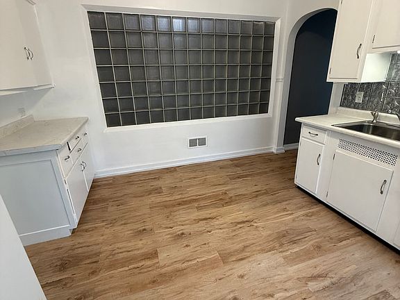 4th image of 216 Stuart Ave APT 3