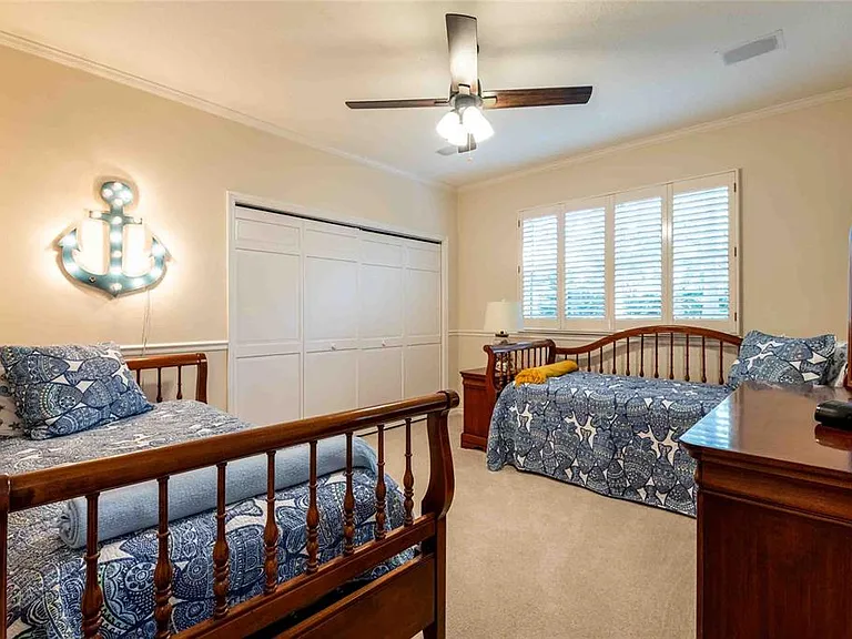 6605 Stonington Dr N — Photo 42