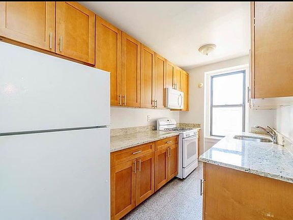 3rd image of 201 E 30th St APT 52