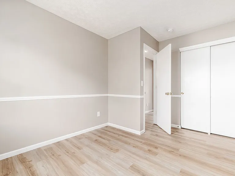 8446-1 Olenbrook Dr — Photo 26